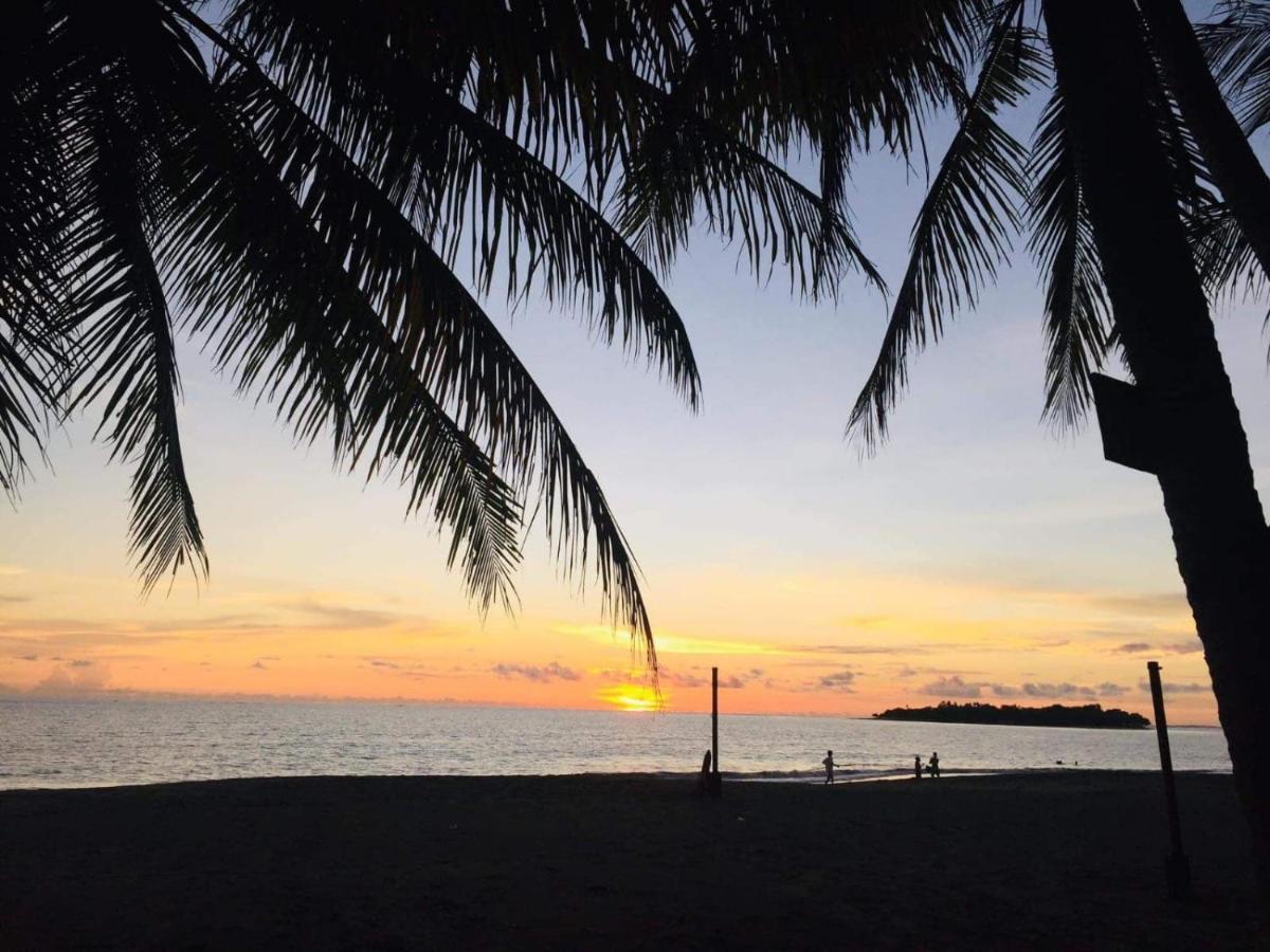 Sunbloom Beachfront Hotel And Restaurant Zambales Sinabacan Eksteriør billede