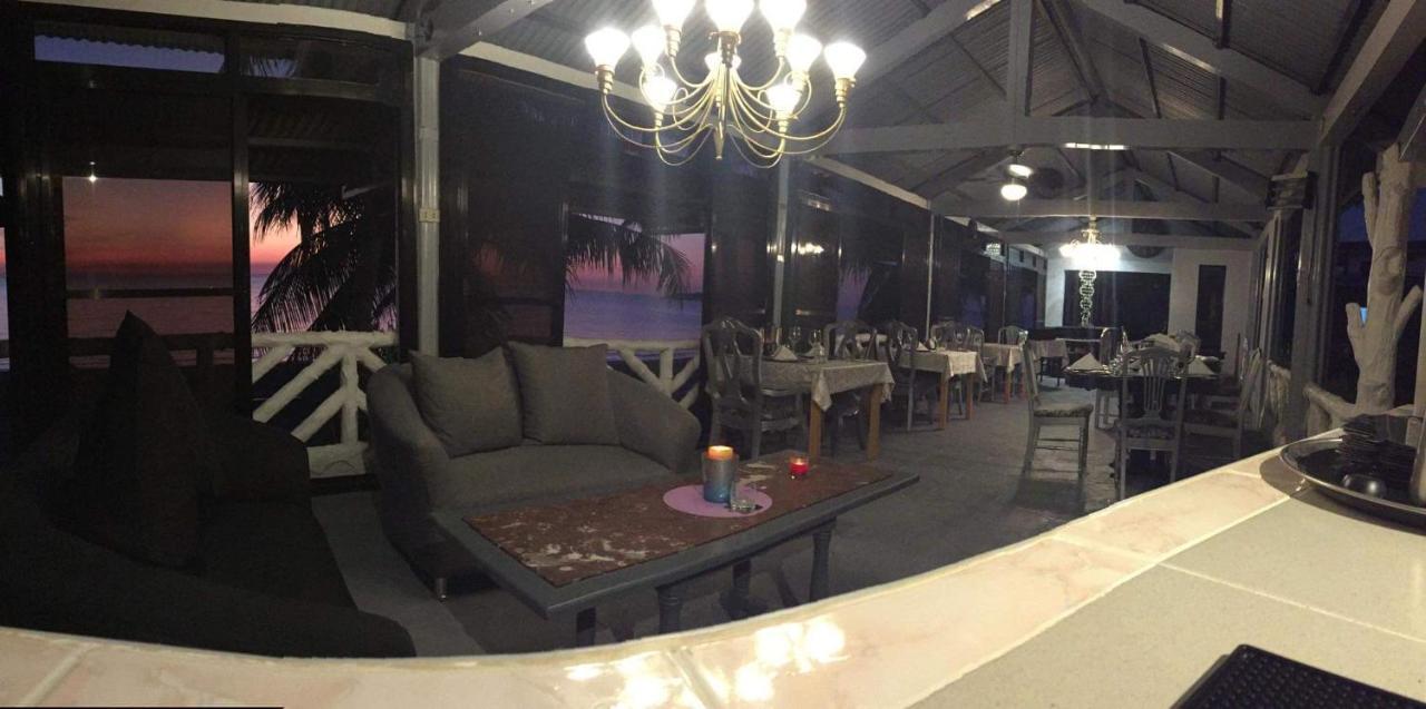 Sunbloom Beachfront Hotel And Restaurant Zambales Sinabacan Eksteriør billede