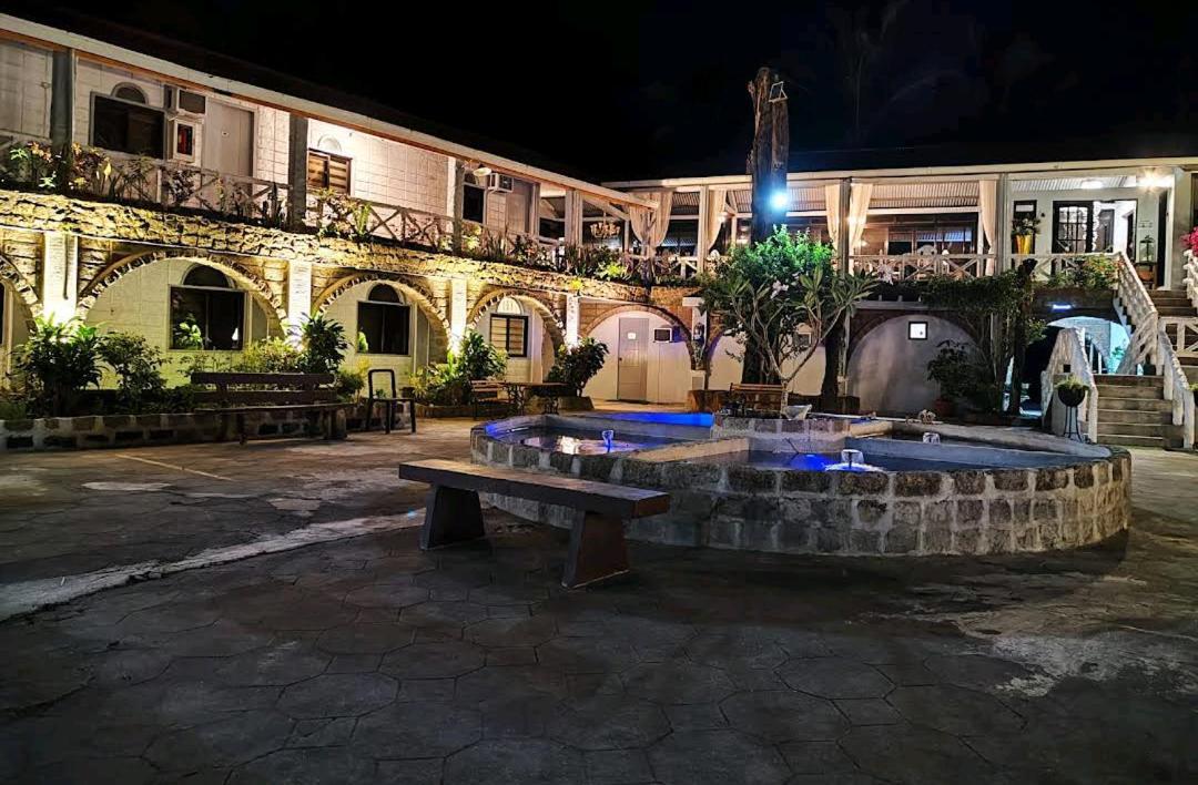 Sunbloom Beachfront Hotel And Restaurant Zambales Sinabacan Eksteriør billede