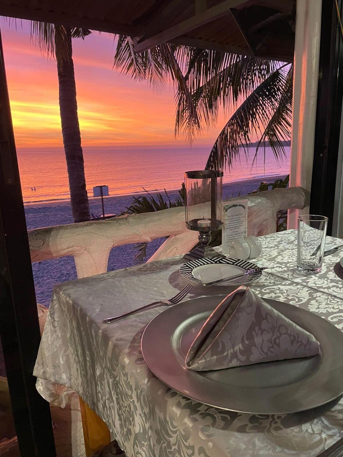 Sunbloom Beachfront Hotel And Restaurant Zambales Sinabacan Eksteriør billede