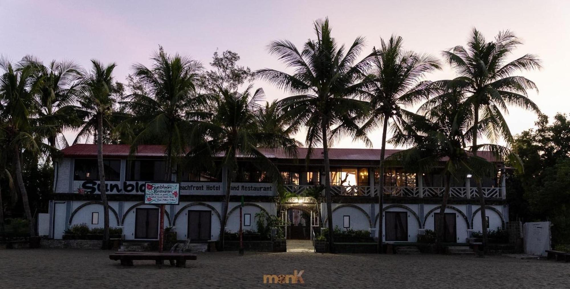 Sunbloom Beachfront Hotel And Restaurant Zambales Sinabacan Eksteriør billede