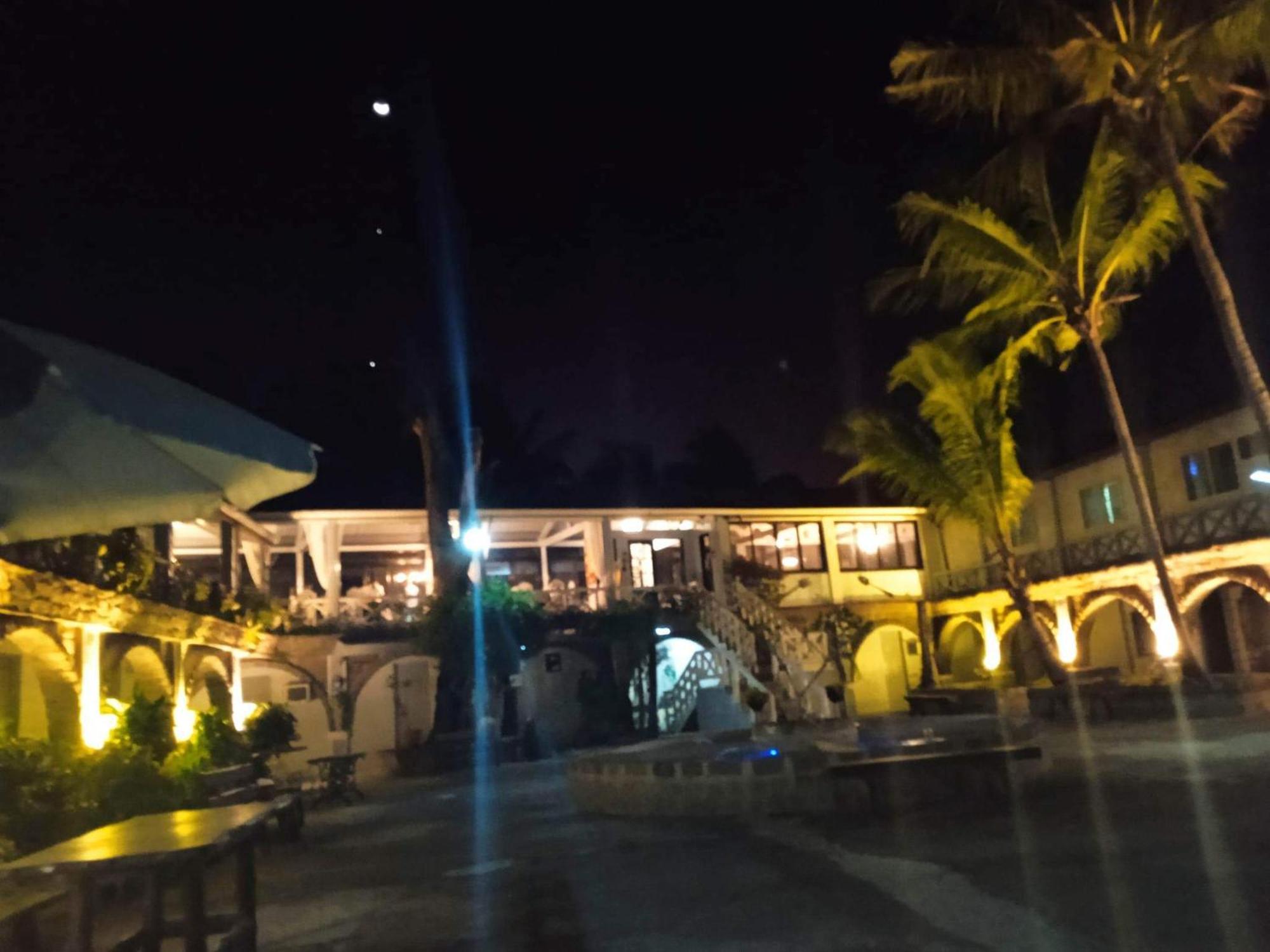 Sunbloom Beachfront Hotel And Restaurant Zambales Sinabacan Værelse billede
